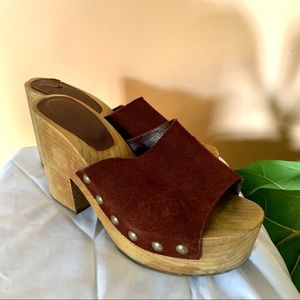 SUEDE BURGANDY HEELED CLOGS